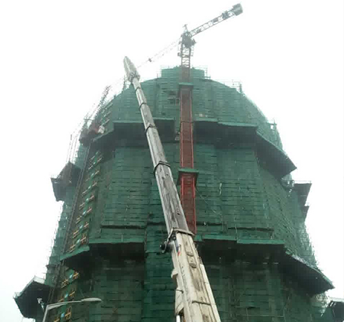 石泉吊车在工地上作业